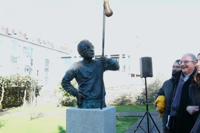 Escultura del P. Elías Valiño , creador de las flechas amarillas que señalan en Camino de Santiago.