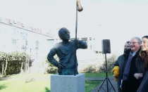 Escultura del P. Elías Valiño , creador de las flechas amarillas que señalan en Camino de Santiago.