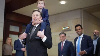 Elon Musk, CEO de Tesla y copresidente del recién anunciado Departamento de Eficiencia Gubernamental (DOGE), lleva a su hijo sobre sus hombros en el Capitolio de los Estados Unidos después de una conferencia de prensa con el empresario Vivek Ramaswamy (segundo desde la derecha), copresidente del recién anunciado DOGE; y el presidente de la Cámara de Representantes, Mike Johnson, representante republicano por Luisiana (tercero desde la derecha), el 5 de diciembre de 2024, en Washington D.C.