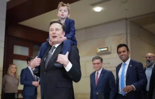 Elon Musk, CEO de Tesla y copresidente del recién anunciado Departamento de Eficiencia Gubernamental (DOGE), lleva a su hijo sobre sus hombros en el Capitolio de los Estados Unidos después de una conferencia de prensa con el empresario Vivek Ramaswamy (segundo desde la derecha), copresidente del recién anunciado DOGE; y el presidente de la Cámara de Representantes, Mike Johnson, representante republicano por Luisiana (tercero desde la derecha), el 5 de diciembre de 2024, en Washington D.C. Crédito: Andrew Harnik / Getty.