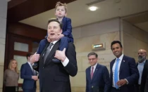 Elon Musk, CEO de Tesla y copresidente del recién anunciado Departamento de Eficiencia Gubernamental (DOGE), lleva a su hijo sobre sus hombros en el Capitolio de los Estados Unidos después de una conferencia de prensa con el empresario Vivek Ramaswamy (segundo desde la derecha), copresidente del recién anunciado DOGE; y el presidente de la Cámara de Representantes, Mike Johnson, representante republicano por Luisiana (tercero desde la derecha), el 5 de diciembre de 2024, en Washington D.C.