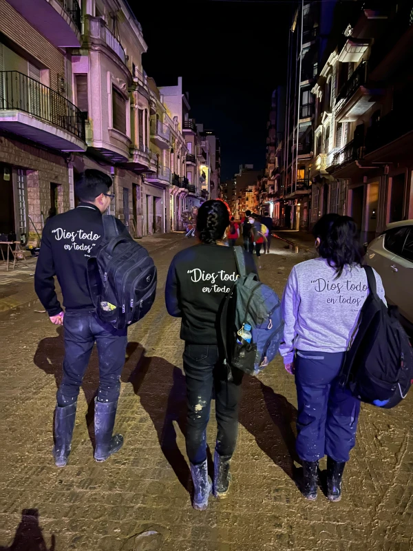 Voluntarios salen a las calles para atender las necesitas de los pobladores de El Raval . Crédito: Cortesía de la hermana Clara Medina Serra