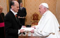 El embajador Luis Pablo Beltramino con el Papa Francisco
