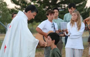 Emilio recibe la Sagrada Forma durante una Misa Crédito: Emilio Madrid