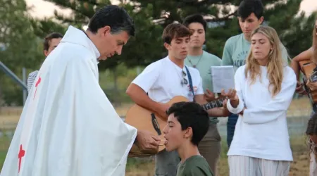 Emilio recibe la Sagrada Forma durante una Misa