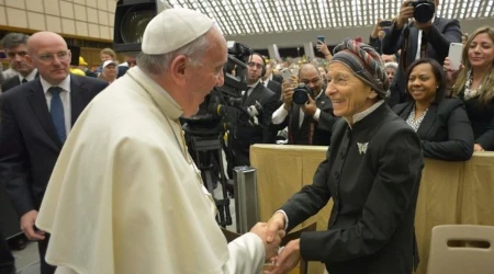 El Papa Francisco saluda a Emma Bonino en una Audiencia General en 2015