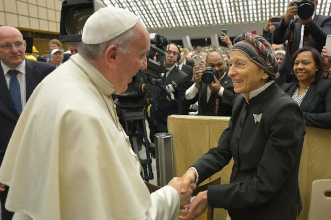 El Papa Francisco saluda a Emma Bonino en una Audiencia General en 2015