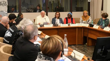 El Papa Francisco lee su discurso durante la reunión de Encuentros Populares en Roma