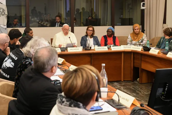 El Papa Francisco lee su discurso durante la reunión de Encuentros Populares en Roma