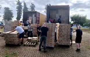 Voluntarios cargan la ayuda humanitaria que será enviada a Ucrania Dicasterio para el Servicio de la Caridad
