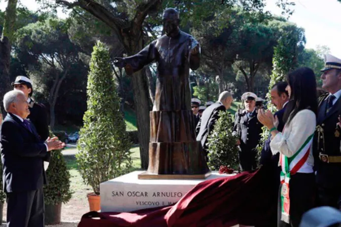 Inauguran en Roma escultura de San Óscar Romero