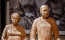 Imagen de madera de los santos Luis y Celia Martin, esposos y padres de Santa Teresa de Lisieux.