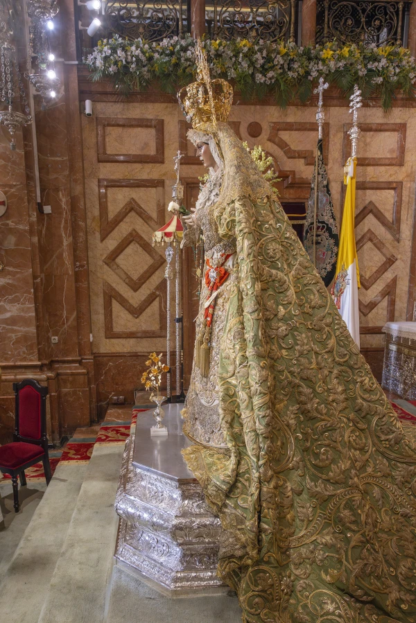 Image of the ceremony of awarding the Golden Rose to the Virgin in the Basilica of the Macarena in Seville. Credit: Courtesy of the Macarena Brotherhood