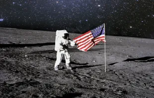 Astronauta estadounidense aterrizó y puso su bandera nacional en la Luna. Crédito: Shutterstock