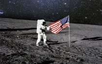 Astronauta estadounidense aterrizó y puso su bandera nacional en la Luna.