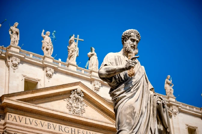 Estatua de San Pedro en la Ciudad del Vaticano.