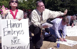 La veterana activista provida Eva Edl (izquierda) reza frente a un edificio de oficinas del Senado en Capitol Hill, el 6 de septiembre de 2001, para protestar contra la decisión del presidente estadounidense George W. Bush de permitir la investigación limitada con células madre. Crédito: MIKE THEILER/AFP vía Getty Images.