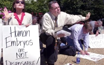 La veterana activista provida Eva Edl (izquierda) reza frente a un edificio de oficinas del Senado en Capitol Hill, el 6 de septiembre de 2001, para protestar contra la decisión del presidente estadounidense George W. Bush de permitir la investigación limitada con células madre.