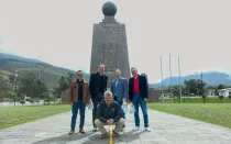 (De izq. a der.) P. Livingston Olivares, presidente de la comisión de comunicación del IEC; Enrique Duprat, vicepresidente de producción en español de EWTN; Peter Gagnon, vicepresidente de programación y producción de EWTN; Michael Holmes, director de producción de EWTN; y Marcelo Mejía, coordinador de comunicación del IEC (en cuclillas); todos en el monumento del Ecuador, el lugar exacto por donde pasa la línea ecuatorial en Quito, sede del IEC 2024.