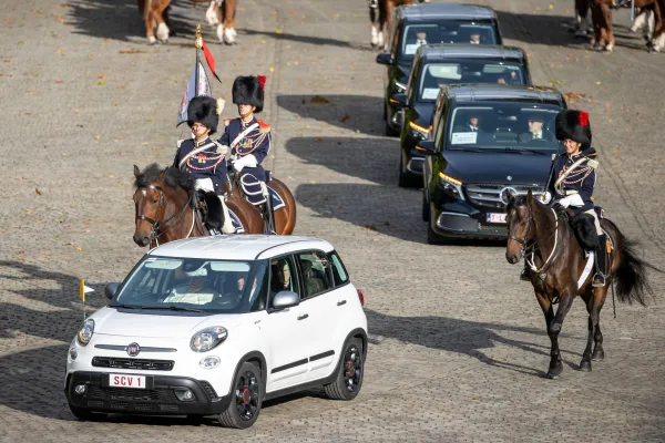 La Guardia Real recibe al Papa Francisco a caballo. Crédito: Daniel Ibáñez/EWTN News