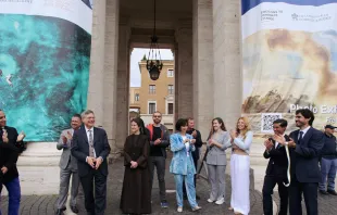 Sor Raffaela Petrini, de la Gobernación de la Ciudad del Vaticano y Paolo Ruffini, de la Comunicación del Vaticano, inauguran la exposición este 7 de mayo Crédito: Elizabeth Alva/ EWTN News