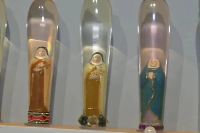Imágenes religiosas dentro de preservativos de cristal denunciadas por Abogados Cristianos.