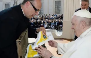El Papa Francisco recibe las Nike personalizadas. Crédito: Vatican Media 