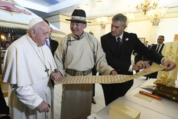 El Papa Francisco obsequia al presidente de Mongolia un facsímil de la Carta del Gran Khan Güyük al Papa Inocencio IV, que data de 1246. Crédito: Vatican Media.