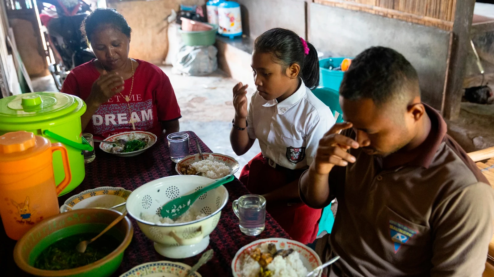 Una familia en Indonesia, beneficiaria de los programas de CRS, reza antes de la comida.?w=200&h=150