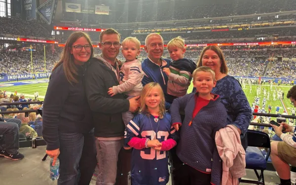 Los McKinney asisten al juego de los Colts en el estadio Lucas Oil con sus suegros Dave y Jo McKinney de Columbus, Indiana, quienes también asistirán al congreso. Crédito: Cortesía de la familia McKinney.