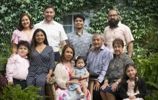 José y Lupe Jiménez junto a todos los miembros de la familia. Crédito: Foto cortesía de Iskali