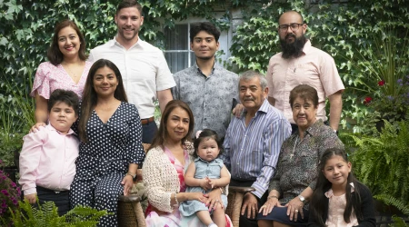 José y Lupe Jiménez junto a todos los miembros de la familia.