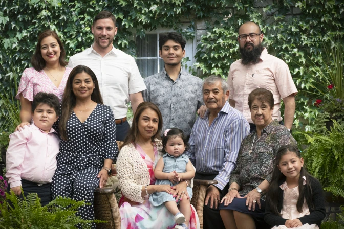 José y Lupe Jiménez junto a todos los miembros de la familia.