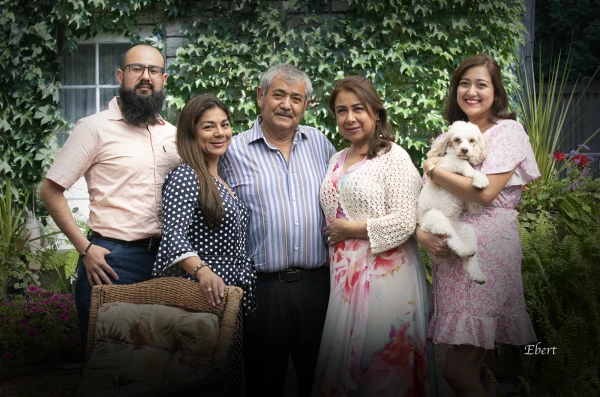 Maribel junto a su padre José y su madre Guadalupe. En los extremos sus dos hermanos. Crédito: Cortesía Luz Maribel Jiménez