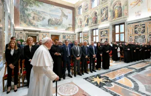 El Papa Francisco recibe a los empleados de la Farmacia Vaticana Crédito: Vatican Media