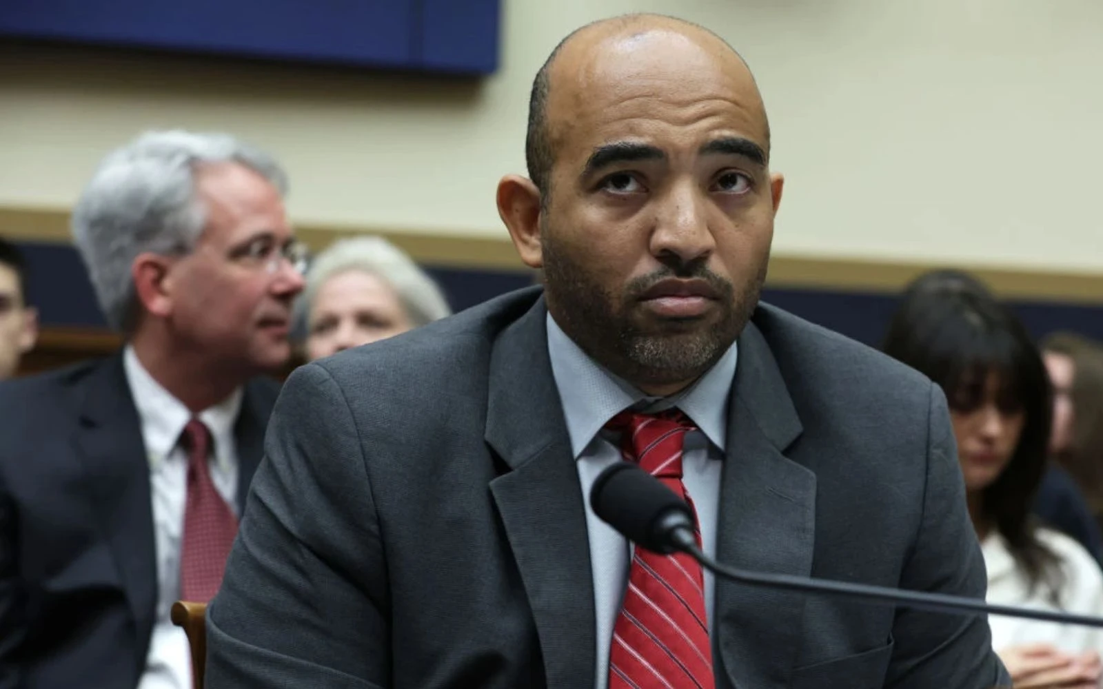 El agente suspendido del FBI, Marcus Allen, testifica durante una audiencia ante el Subcomité Selecto sobre la Utilización del Gobierno Federal como Armamento del Comité Judicial de la Cámara de Representantes en el Edificio de Oficinas Rayburn House el 18 de mayo de 2023, en el Capitolio en Washington, D.C.?w=200&h=150