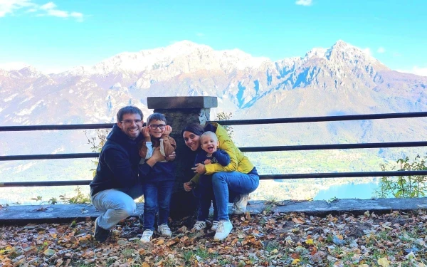 Federica Crippa con su marido, Giacomo, y sus dos hijos durante unas vacaciones en la montaña. El nacimiento del hijo mayor de la pareja, que llegó tras dos abortos espontáneos, se atribuye en parte a la intercesión de Nuestra Señora de la Gruta de la Leche. Crédito: Foto cortesía de Federica Crippa