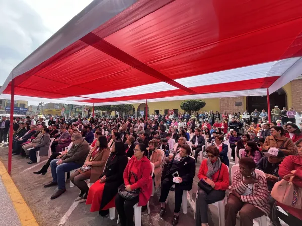 El público presente en la bendición de la imagen de San Josemaría en Cañete. Crédito: Prelatura de Yauyos