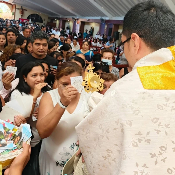 Faithful venerating the relic of Carlo Acutis on the day of the enthronement ceremony. Credit: Courtesy of Miracle Eucharists Peru - 1649