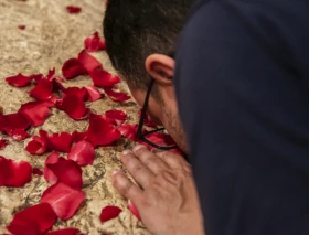 La Sangre de Cristo se celebró en Jerusalén con pétalos de rosas rojas donde Cristo sintió esta terrible angustia