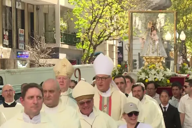 Procesión con la imagen de la Virgen