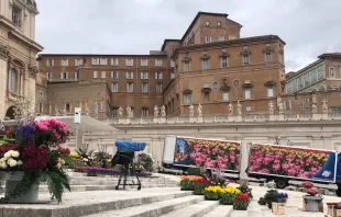 El Vaticano comienza a llenarse de flores. Crédito: Almudena Mtz-Bordiú/ACI Prensa 