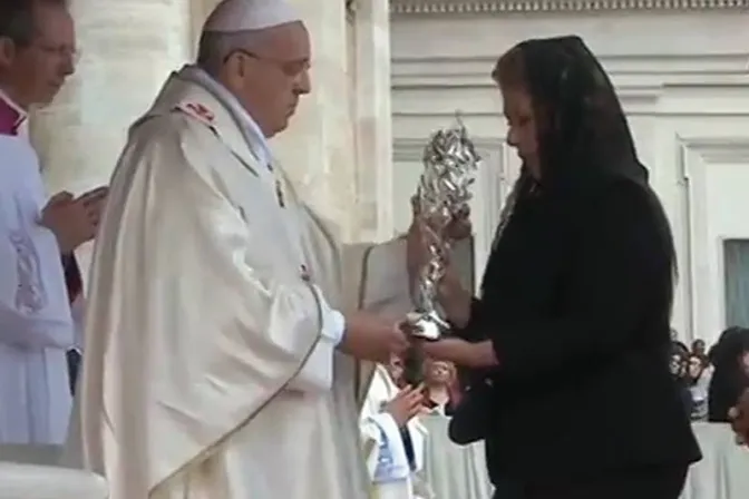 [VIDEO] Floribeth Mora y familia de Roncalli entregan al Papa Francisco reliquias de San Juan XXIII y San Juan Pablo II