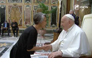 Florinda Meza saluda al Papa Francisco en la audiencia que sostuvo el Santo Padre con más de 100 comediantes de diversas partes del mundo. Crédito: Captura de video / EWTN.