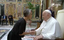 Florinda Meza saluda al Papa Francisco en la audiencia que sostuvo el Santo Padre con más de 100 comediantes de diversas partes del mundo.