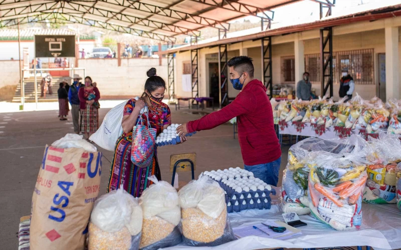 Obispos piden donaciones “vitales” para Catholic Relief Services tras congelamiento de ayuda federal en EE.UU.