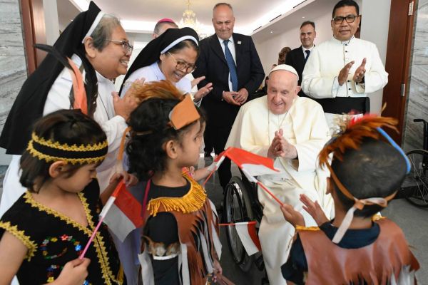 Niños criados por monjas dominicas reciben al Santo Padre con vestimenta tradicional. Crédito: Vatican Media