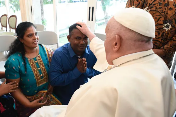 El Papa Francisco bendice a personas sin hogar. Crédito: Vatican Media