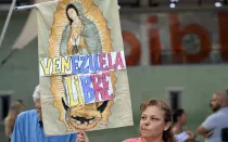 Una mujer sostiene una imagen de la Virgen de Guadalupe con las palabras “Venezuela Libre” durante una vigilia convocada por la oposición para exigir la libertad de los presos políticos detenidos durante las protestas tras la impugnada reelección del presidente venezolano, Nicolás Maduro, en Caracas, el 8 de agosto.