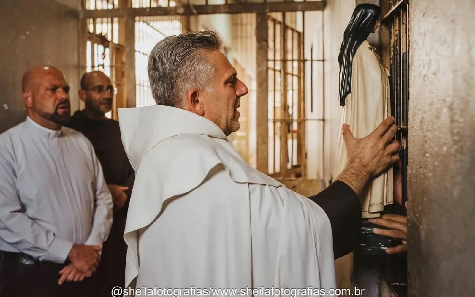 Fray João de Deus lleva a Santa Teresinha a las celdas de la prisión de Caratinga.?w=200&h=150